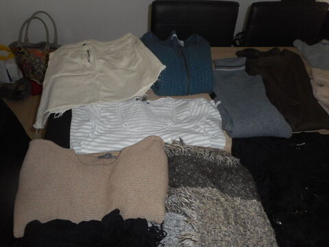 lot vetements femme et homme divers. 1 Nimes (30)