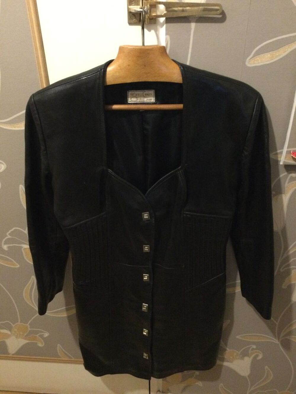 Robe Noire Cuir Agneau &Eacute;l&eacute;gante Mi-Longue Taille 40
Vêtements