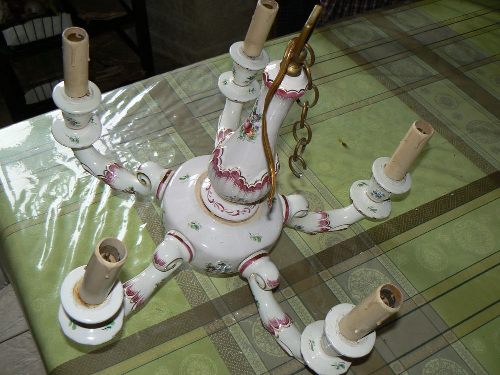 Lustre en c&eacute;ramique d&eacute;cor&eacute;. Décoration