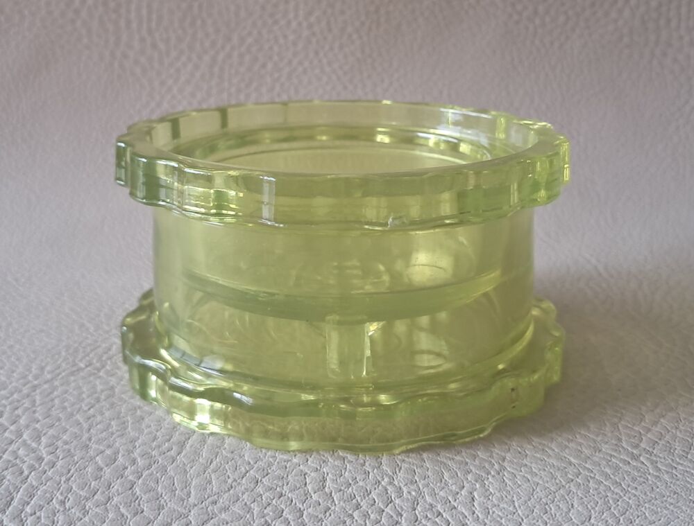 presse ail en acrylique marque garlic chef 
diam&egrave;tre 8 cm
Cuisine