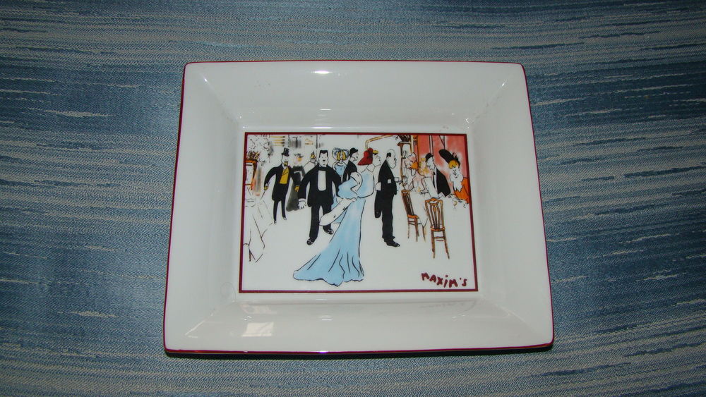 Cendrier / Vide-poche en porcelaine " Maxim's de Paris " 
D�coration