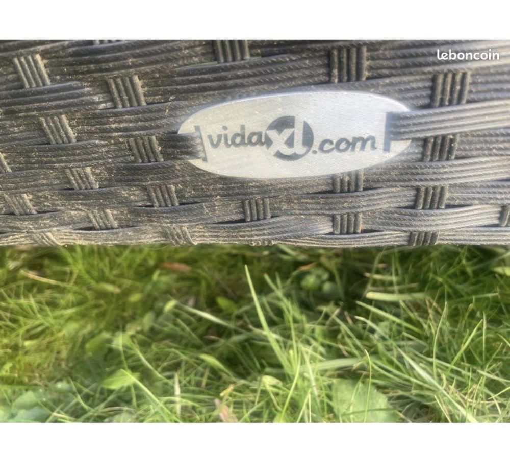 salon de jardin en r&eacute;sine en tr&egrave;s bon &eacute;tat, une grande banquette, deux fauteuils une place et une table avec une rallonge, voir photo, ci-jointe Jardin