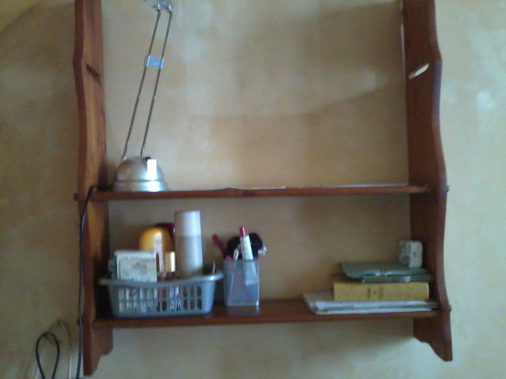 ETAGERE MURALE EN PIN VERNIS Meubles
