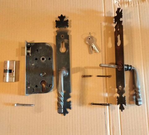 Serrure compl�te � encastrer. 15 Vierzon (18)