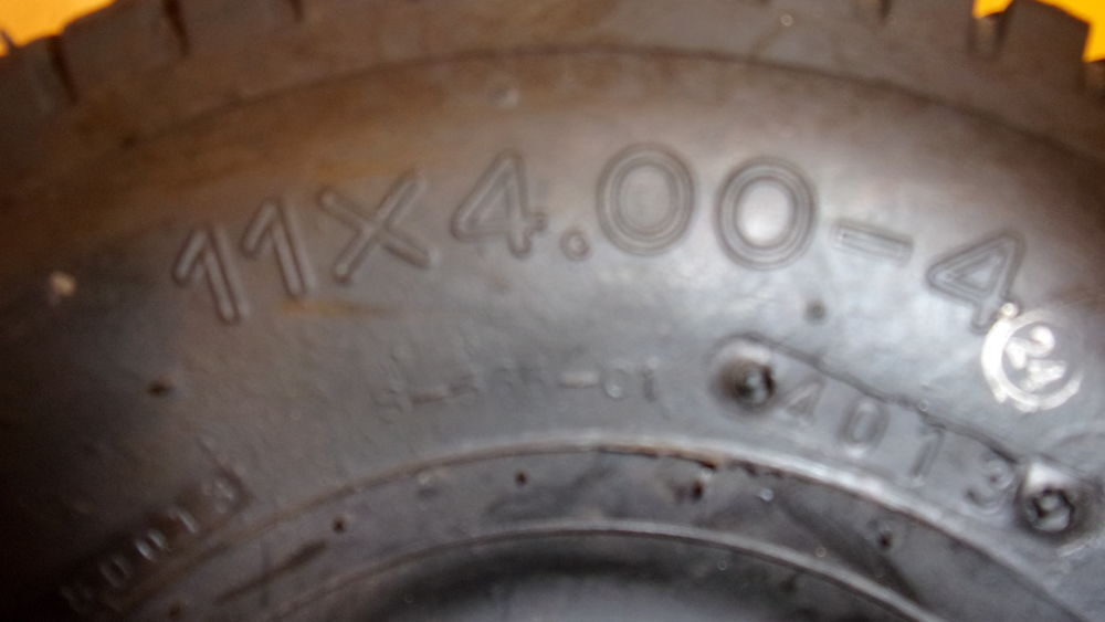 2 pneus tracteur Neuf 11 x 4.00 x 4 prix 40€ Jardin