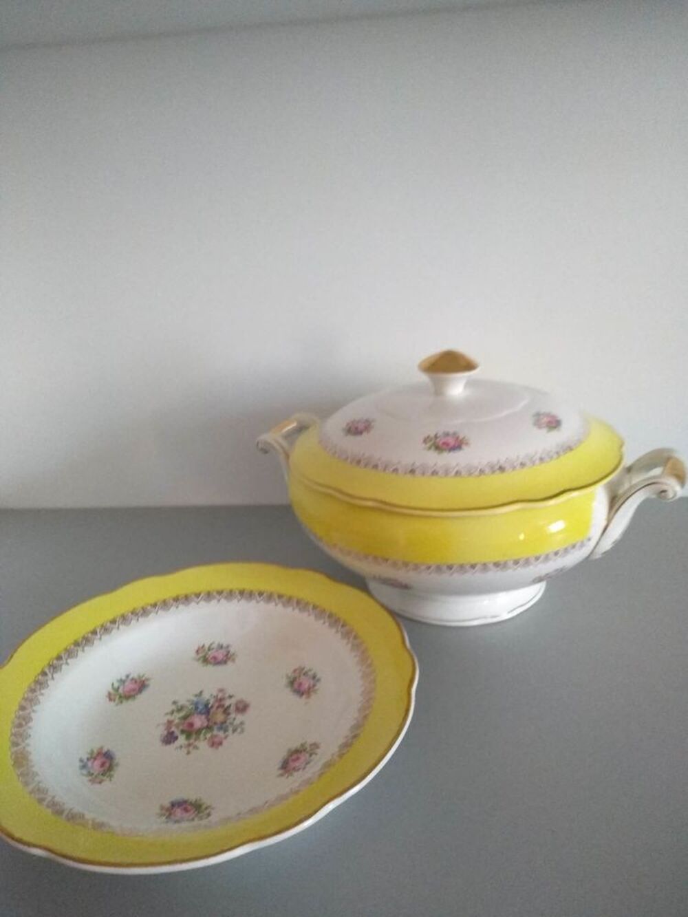 Service de vaisselle ancien en fa&iuml;ence opaque fine blanche Cuisine