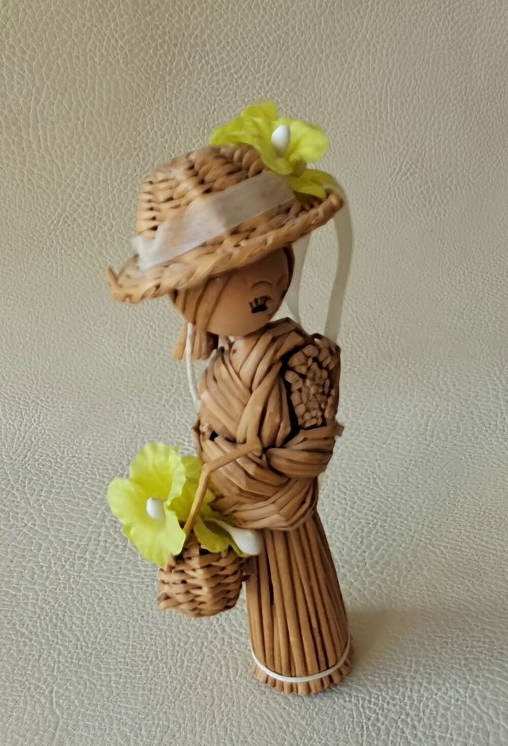 petite poup&eacute;e en paille tress&eacute;e panier et chapeau fleuri Décoration