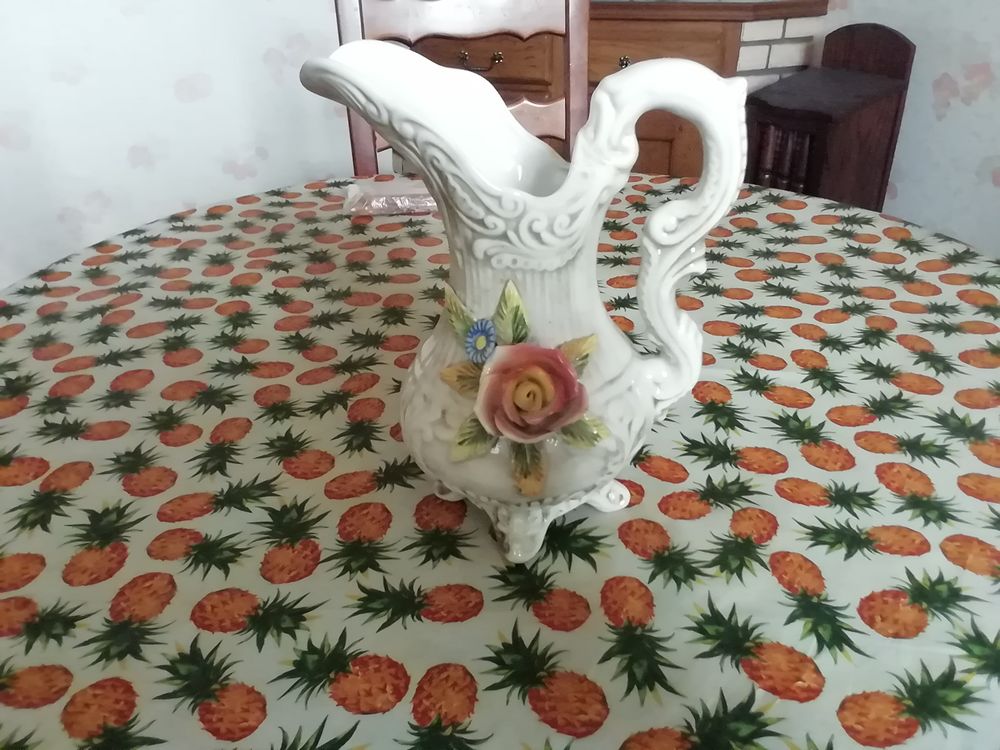 Grand vase ou pichet en porcelaine, sign&eacute; R. CAPODIMONTE Décoration
