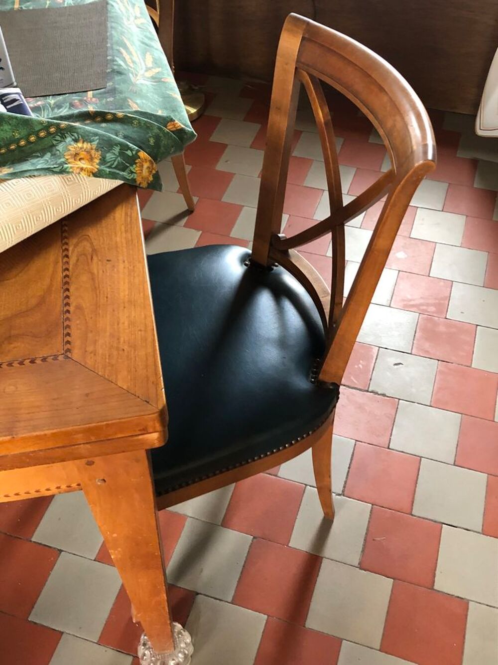 table en merisier avec marqueterie &agrave; rallonges et 6 chaises faire offre. Meubles