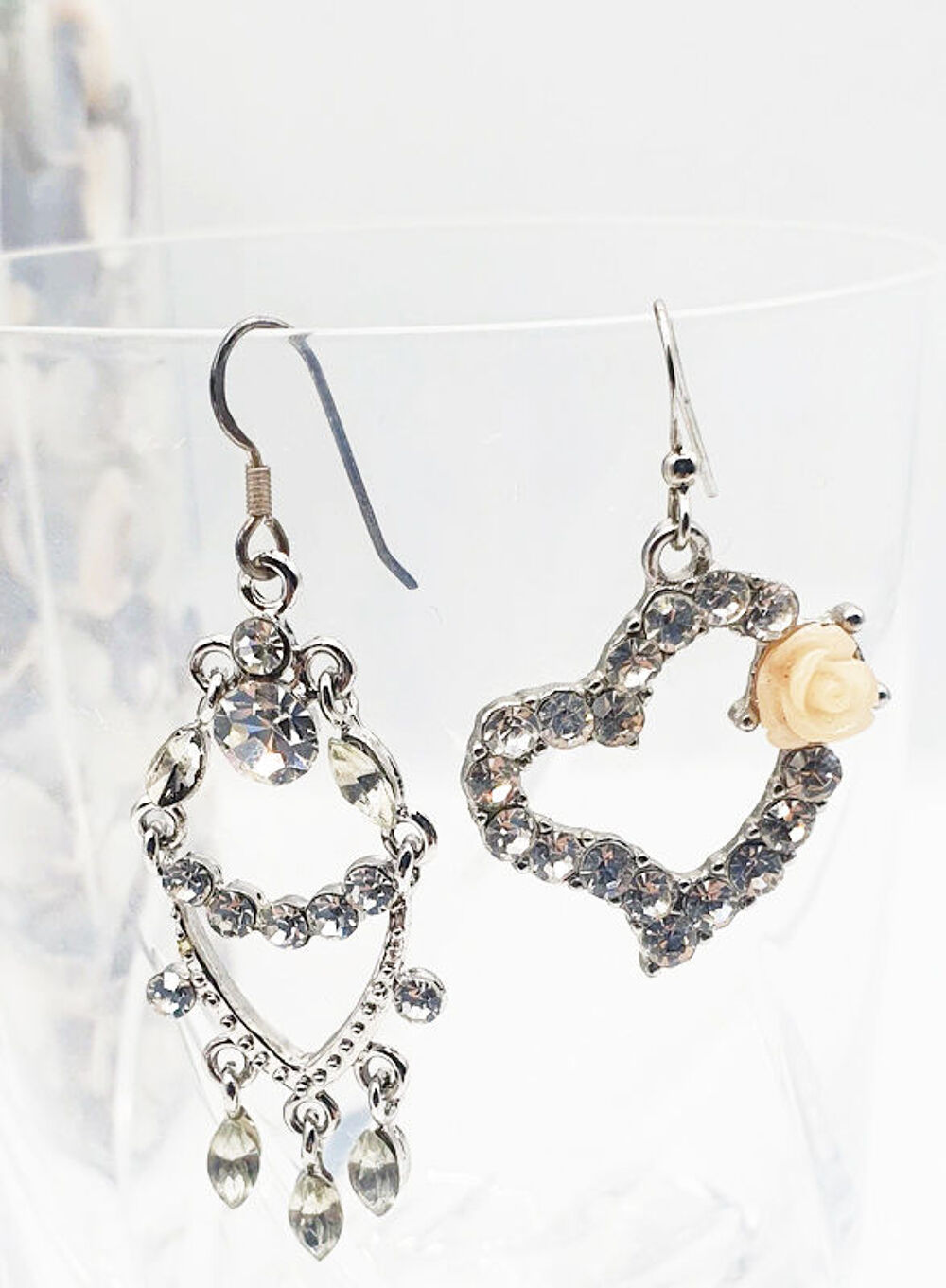 Magnifique paire de boucles d'oreilles strass m&eacute;tal argent&eacute; Bijoux et montres