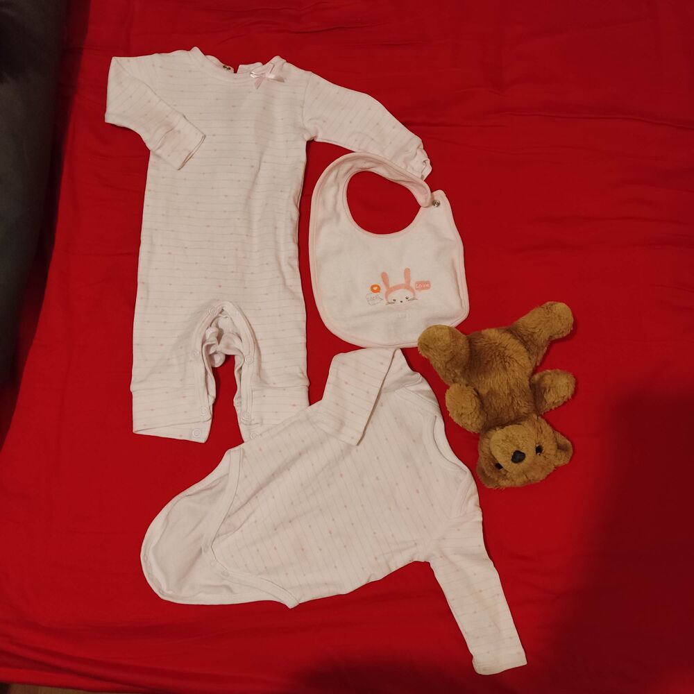Lot de v&ecirc;tements fille 1 a 3 mois Puériculture