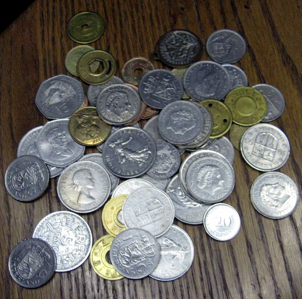 262 pieces monnaies et jetons divers pays. 