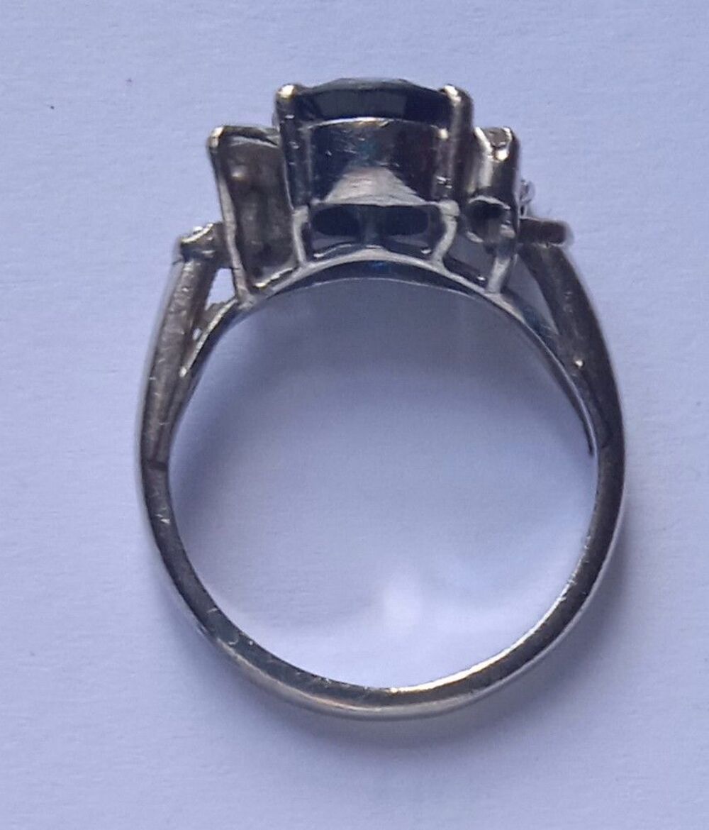BAGUE JOAILLERIE EN OR BLANC Sertie d'un saphir naturel Bijoux et montres