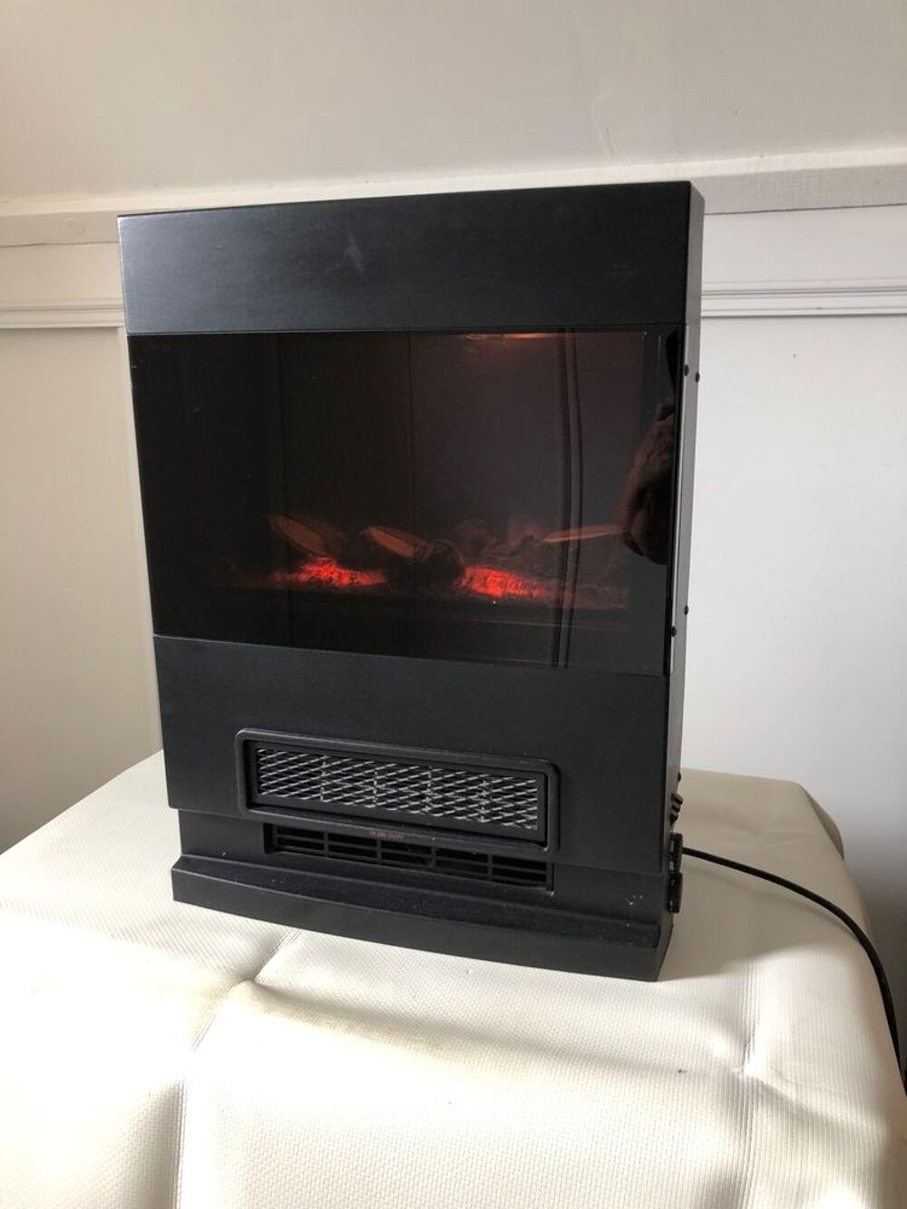 Belle chemin&eacute;e &eacute;lectrique avec effet flammes. Décoration