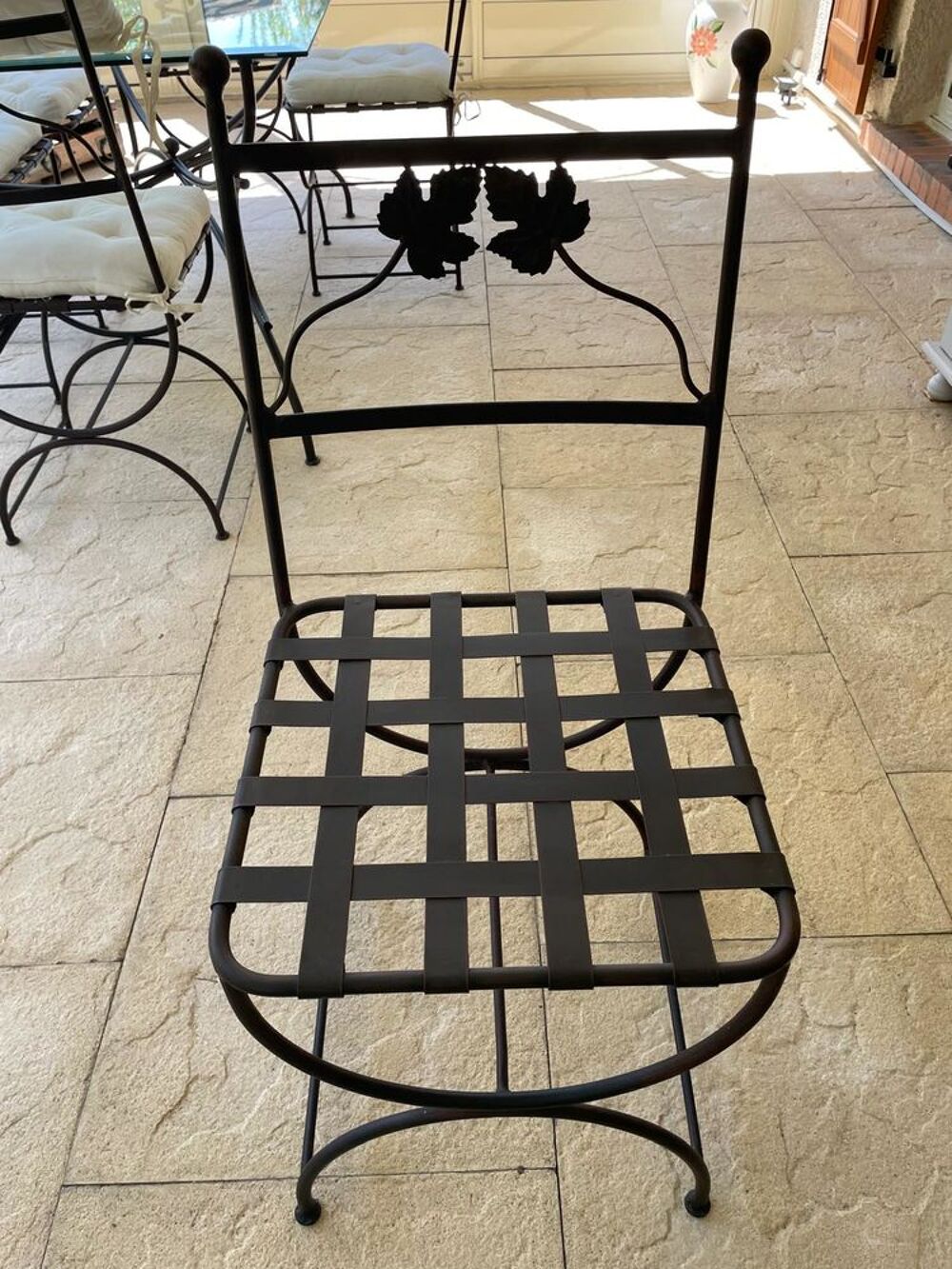 Table en fer forg&eacute; lourd et robuste style travaill&eacute; + 6 chai Meubles