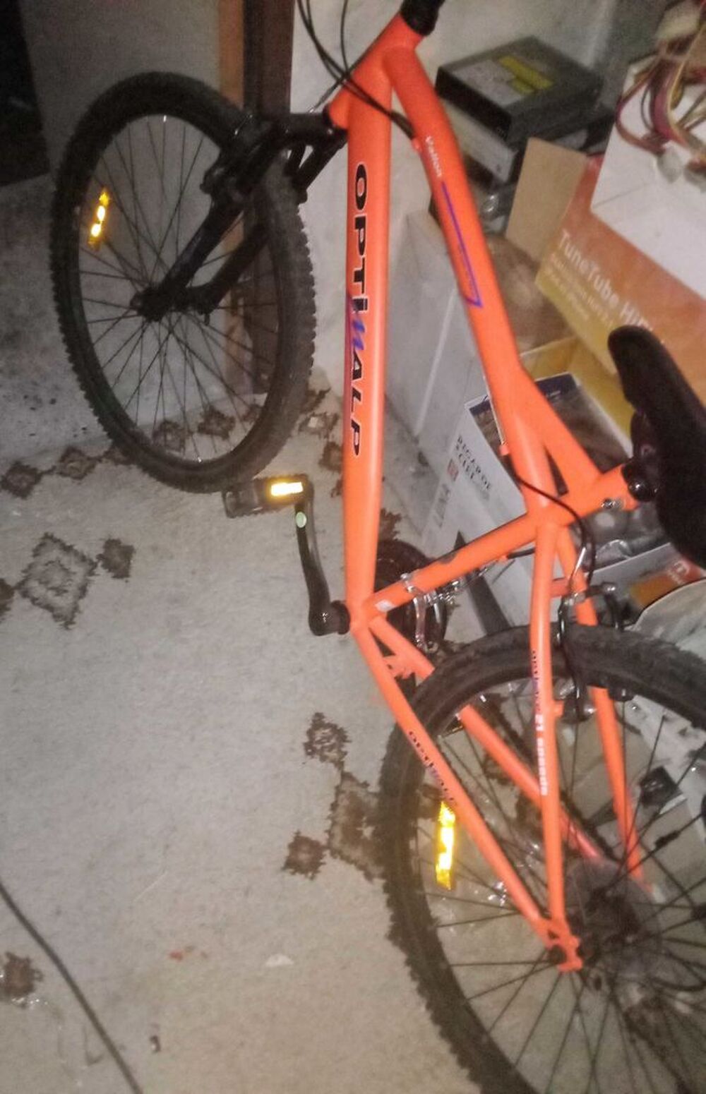 v&eacute;lo orange. enfant 10 ) 12 ans Sports