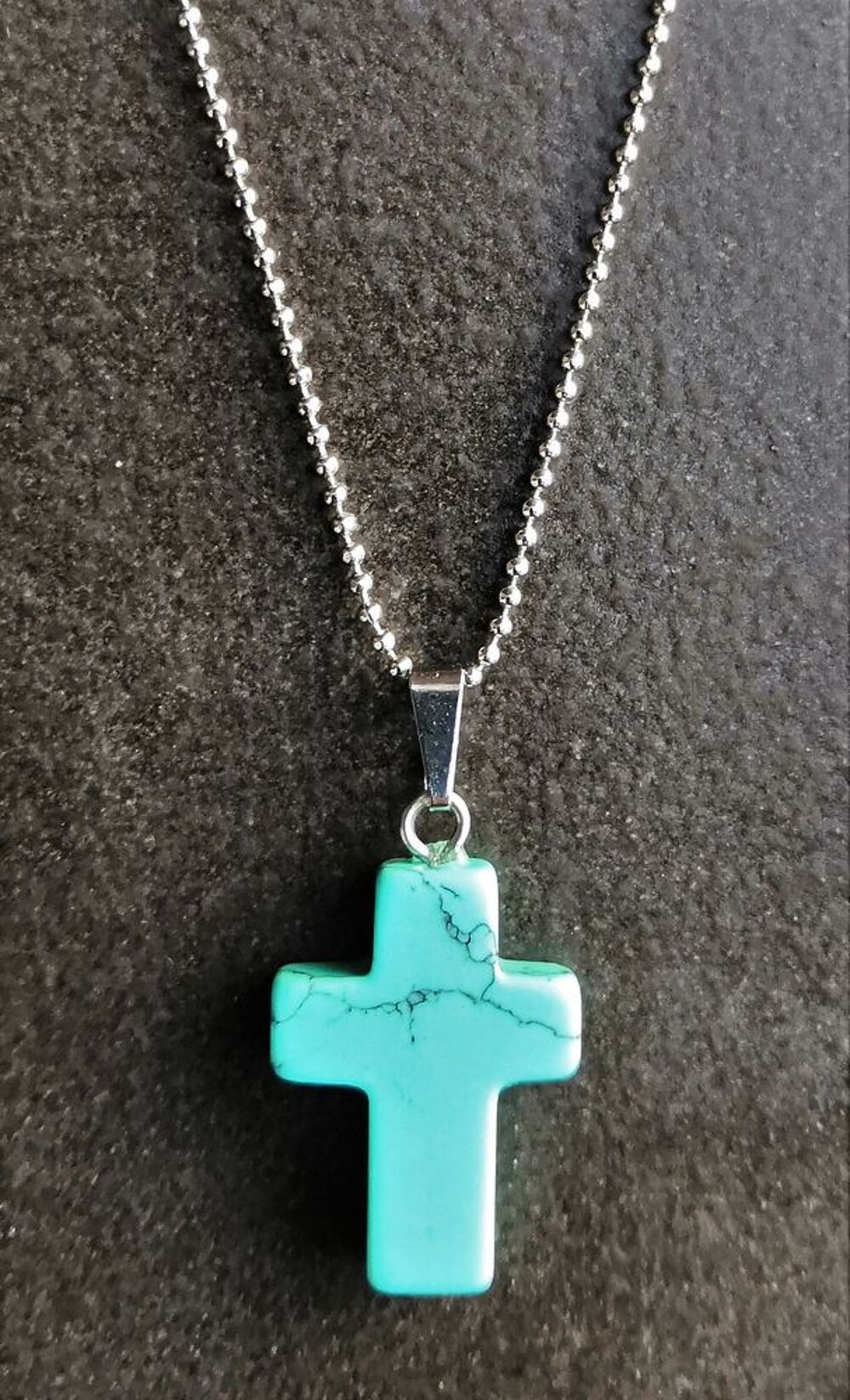 Pendentif croix Turquoise naturelle sur chaine &agrave; boule acier Bijoux et montres