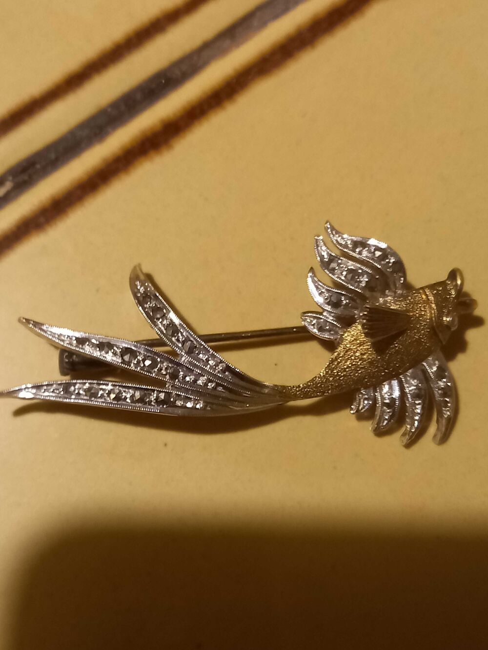 broche ancienne plaque or et strass 