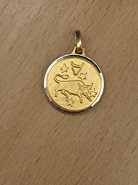 M�daille pendentif plaqu� or TAUREAU 8 Saint-Prix (95)