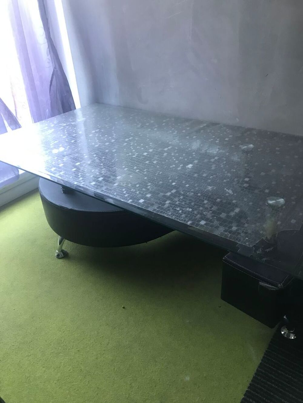 Don une table basse en verre un peu ab&icirc;m&eacute;e mais rien m&eacute;chant Meubles