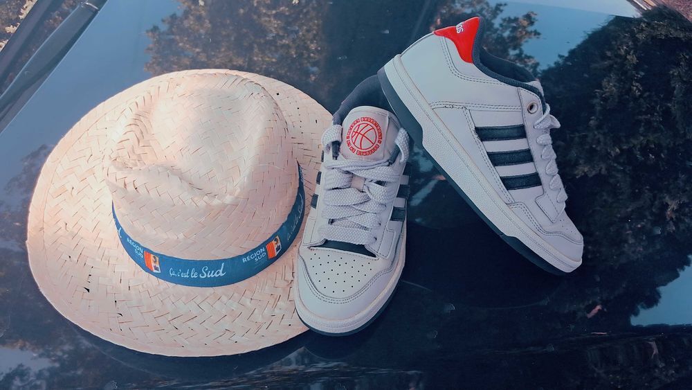 Adidas blanches &agrave; bandes noires €" Taille 36 €" Excellent &eacute;tat Sports