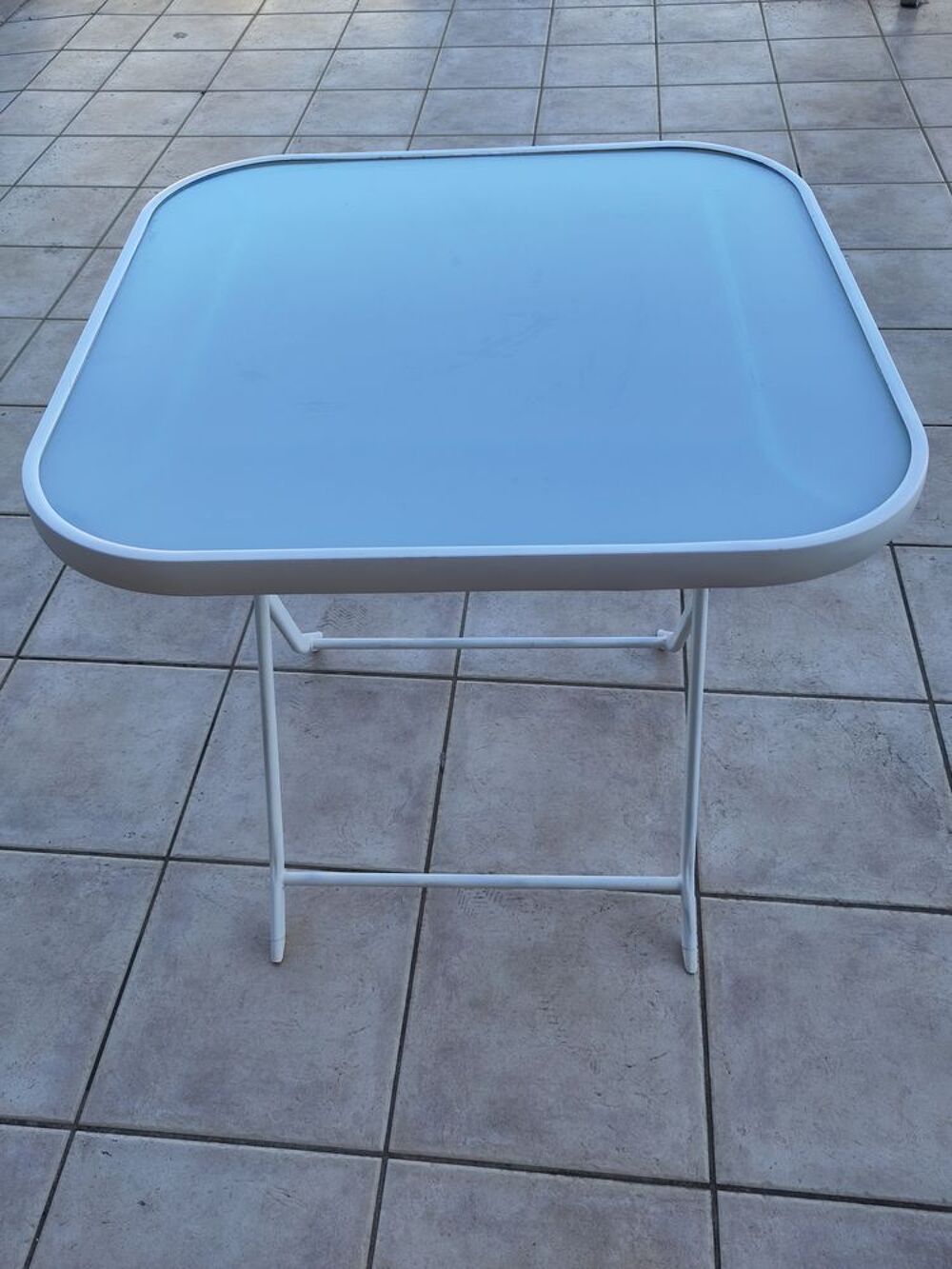 Table blanche plateau verre Meubles