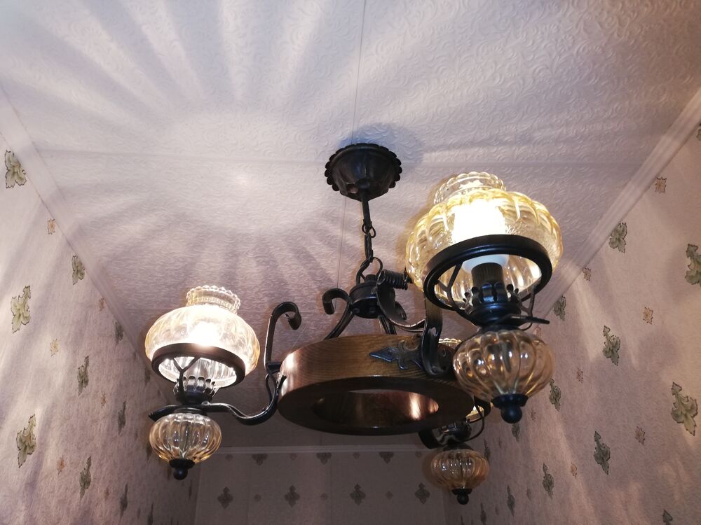 Lustre bois massif/fer forg&eacute; verres ambr&eacute;s. Décoration