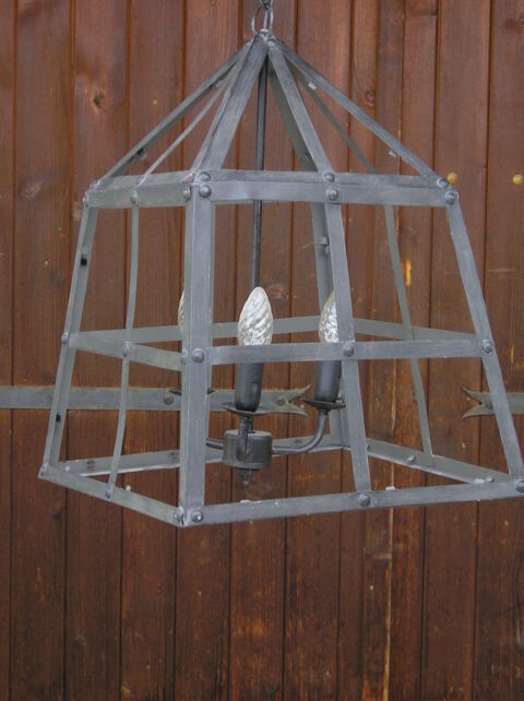 Lustre en m�tal noir
40 Sept�mes-les-Vallons (13)