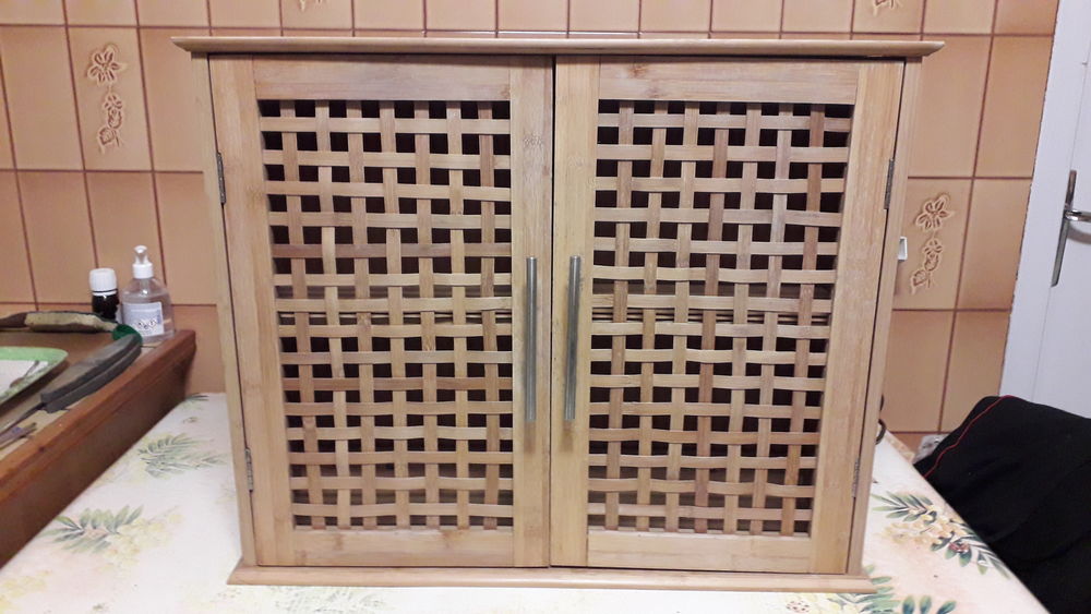 Ancienne armoire murale en bois. Meubles