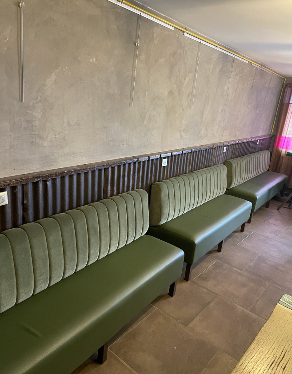 3 Banquettes Type Bistro. Meubles