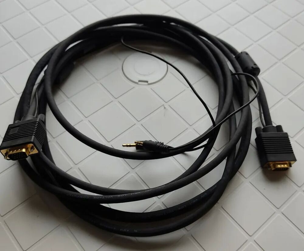 C&acirc;ble VGA Q:2 + 1 c&acirc;ble RS 232 neuf Matériel informatique