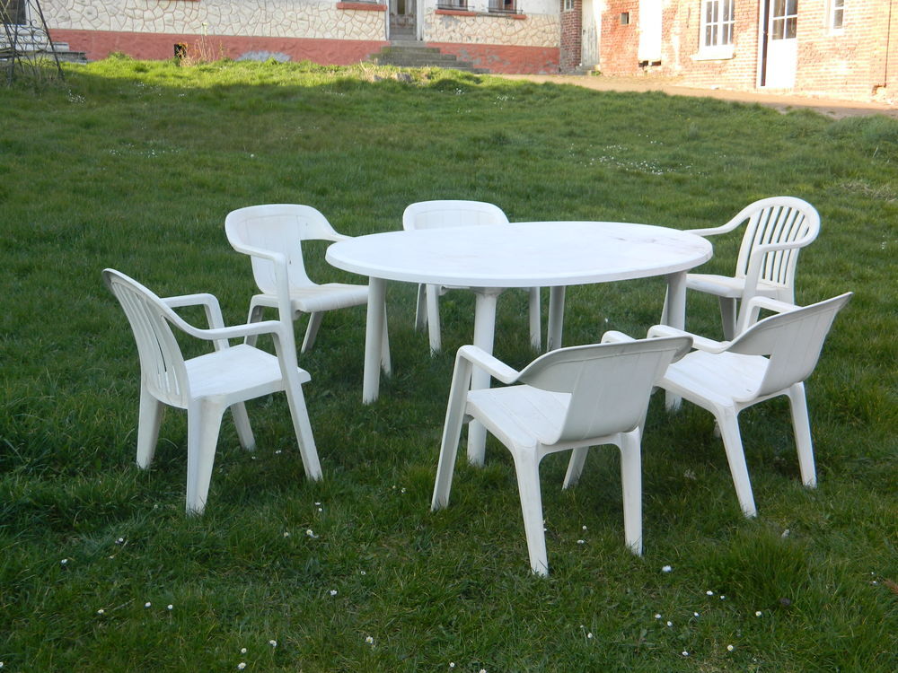 UN SALON DE JARDIN OVAL EN P.V.C. Meubles
