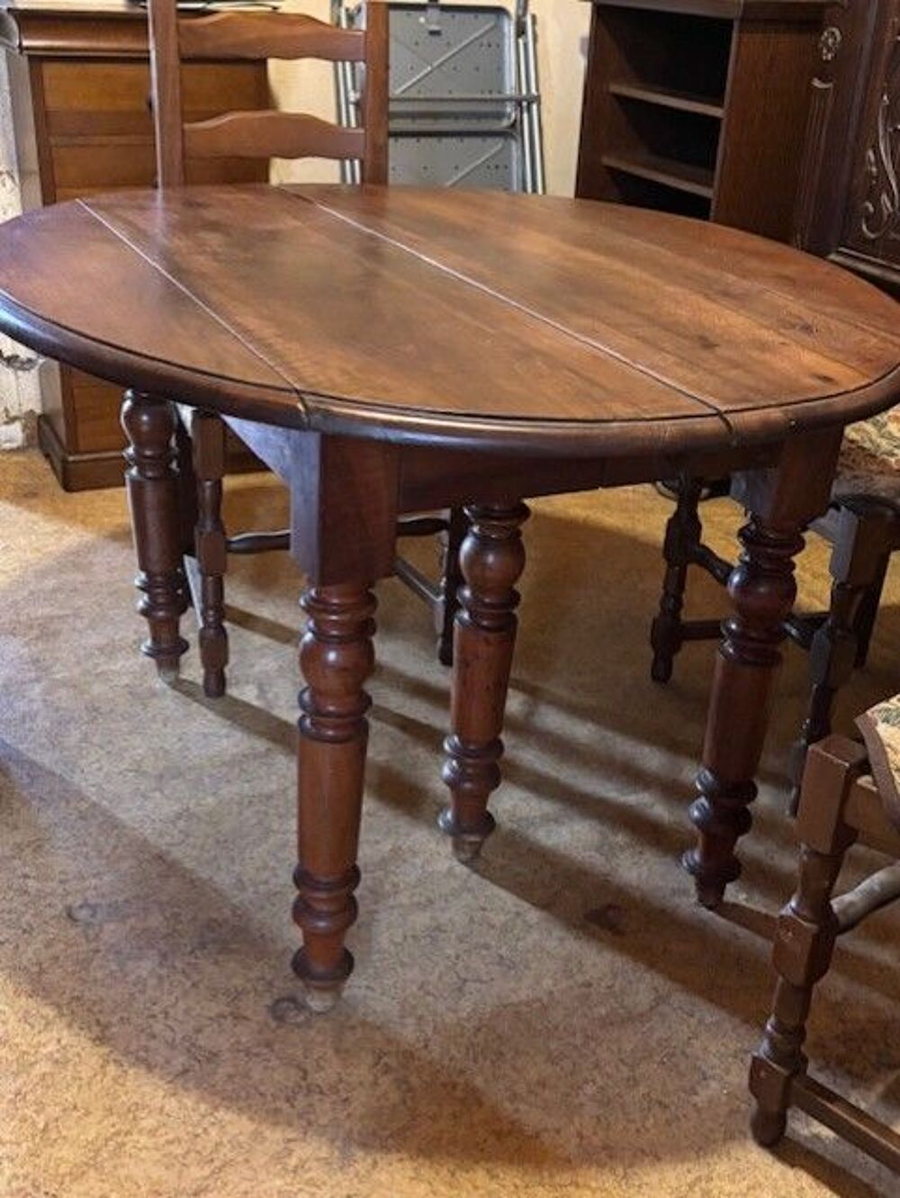 Table ovale en noyer &agrave; 6 pieds (19 me) Meubles