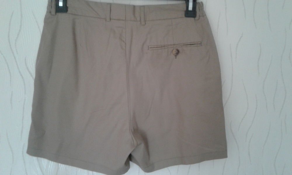 SHORT KAKI T.42 Vêtements