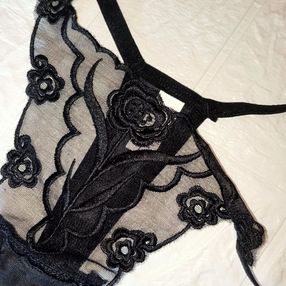 String femme dentelle en noir ou blanc TL Vtements