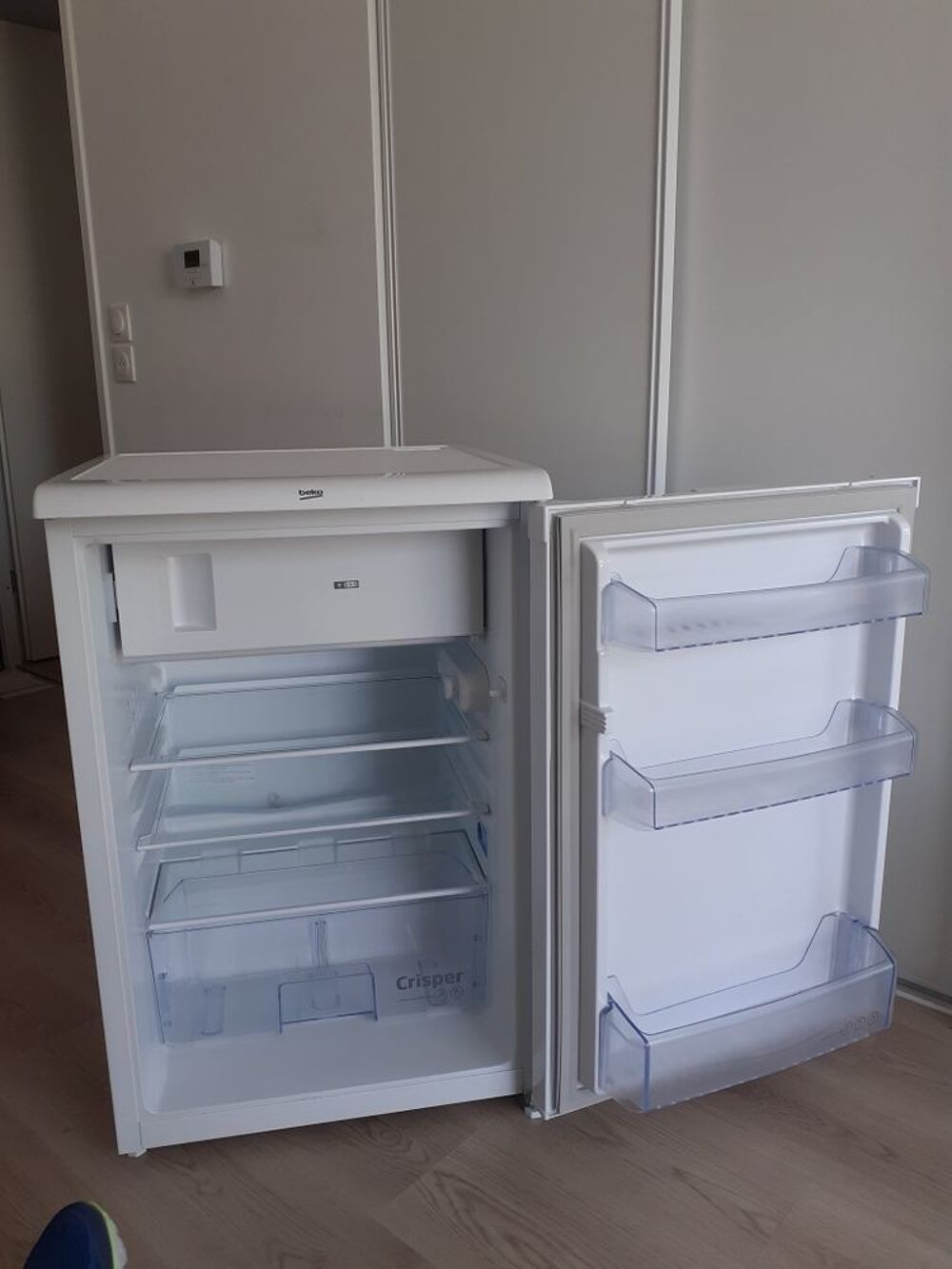 r&eacute;frig&eacute;rateur dans un &eacute;tat impeccable 
la hauteur 85 cm
la largeur 55 cm 
la profondeur ext 58 Electroménager
