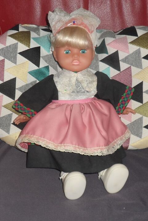 Poup�e Hauteur 40 cm en plastique et tissus ferme les yeux 12 Castries (34)