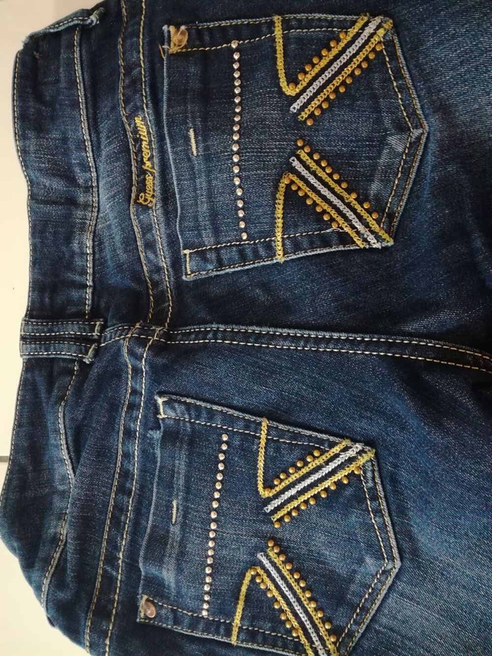 Jean marque GUESS Vêtements