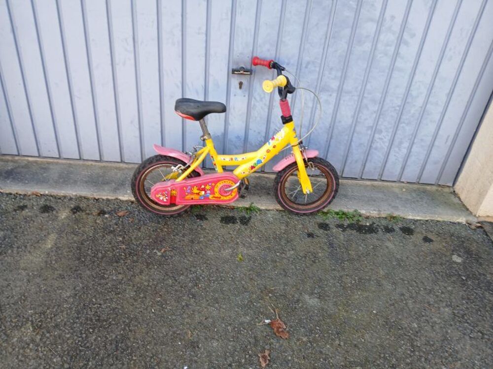 V&eacute;lo enfant (roues 12") r&eacute;vis&eacute;. V�los
