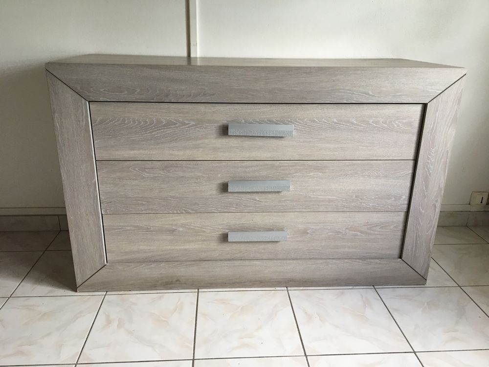 Vends cause d&eacute;part en juin 2 commodes &agrave; trois tiroirs Meubles