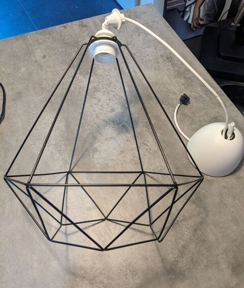 Lustre en fer  nettoyer. En parfait tat voir photos. LAMPE 5 Marseille 13 (13)
