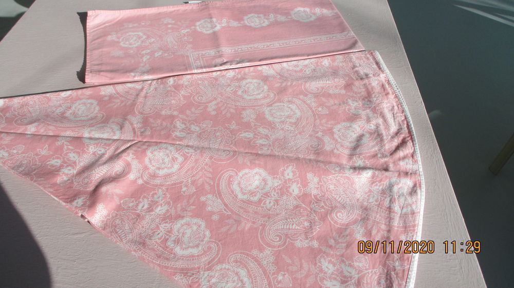 Lot 13 Nappes et serviettes diff&eacute;rents motifs. Décoration