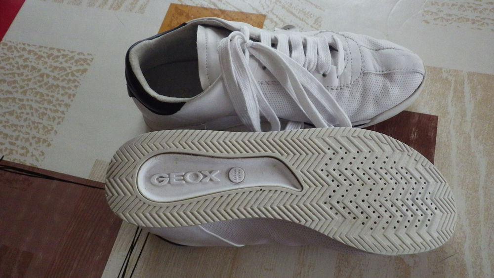 Paire de baskets Geox blanches pointure 38
Chaussures