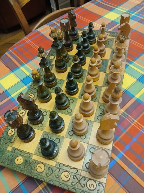 Tr�s Bel �chiquier en bois avec pi�ces sculpt�es et coffret 40 Paris 16 (75)