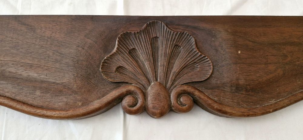 Ancien fronton sculpt&eacute; en bois ch&egrave;ne
Longueur 130cm
Décoration