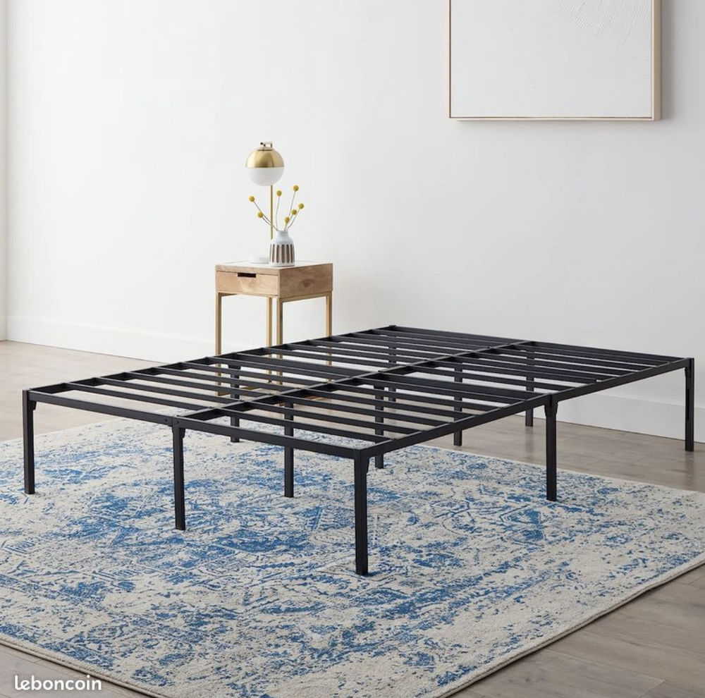Cadre de lit Queen size en m&eacute;tal robuste et neuf Meubles