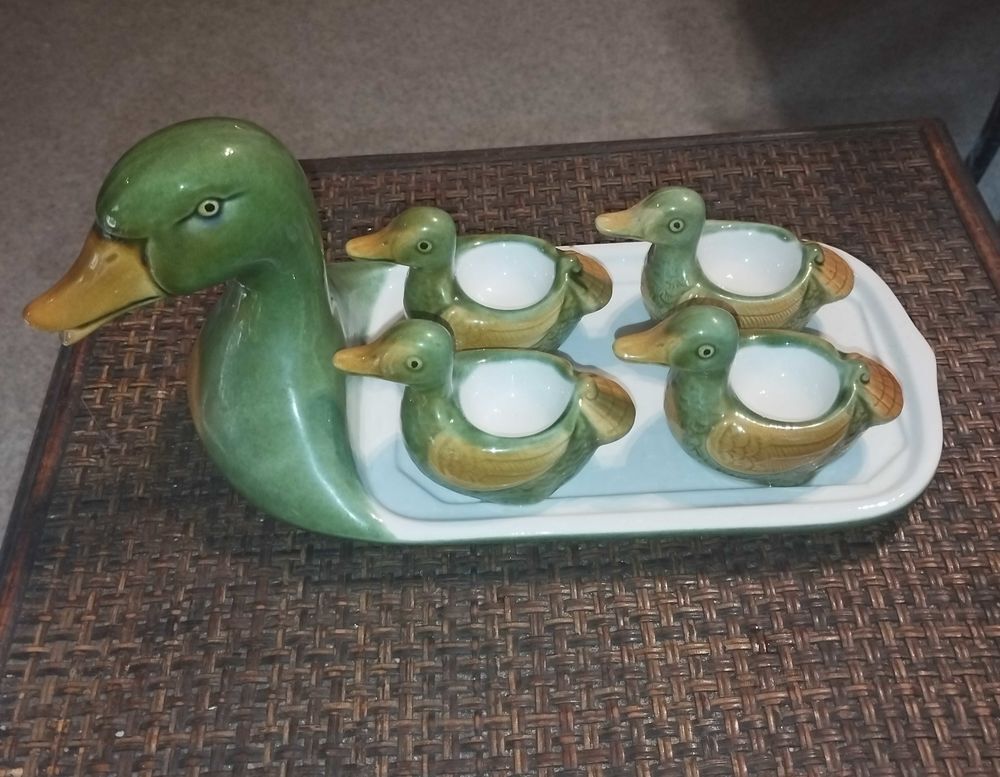 plateau de pr&eacute;sentation &agrave; oeufs en c&eacute;ramique et forme de canard. Décoration