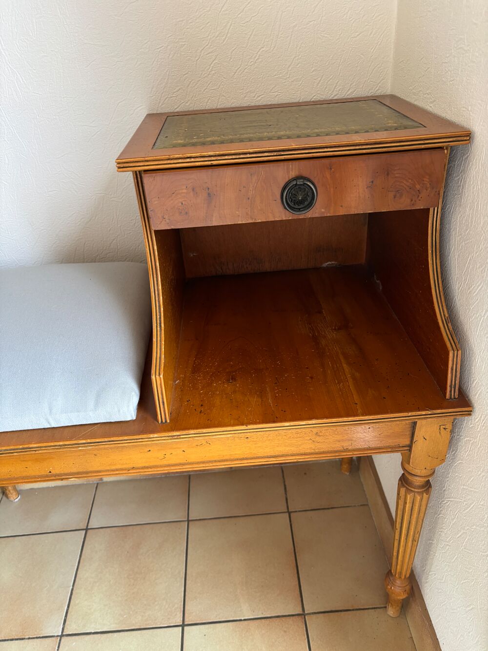 Meuble t&eacute;l&eacute;phone vintage avec assise ? bois clair &amp; coussin Meubles