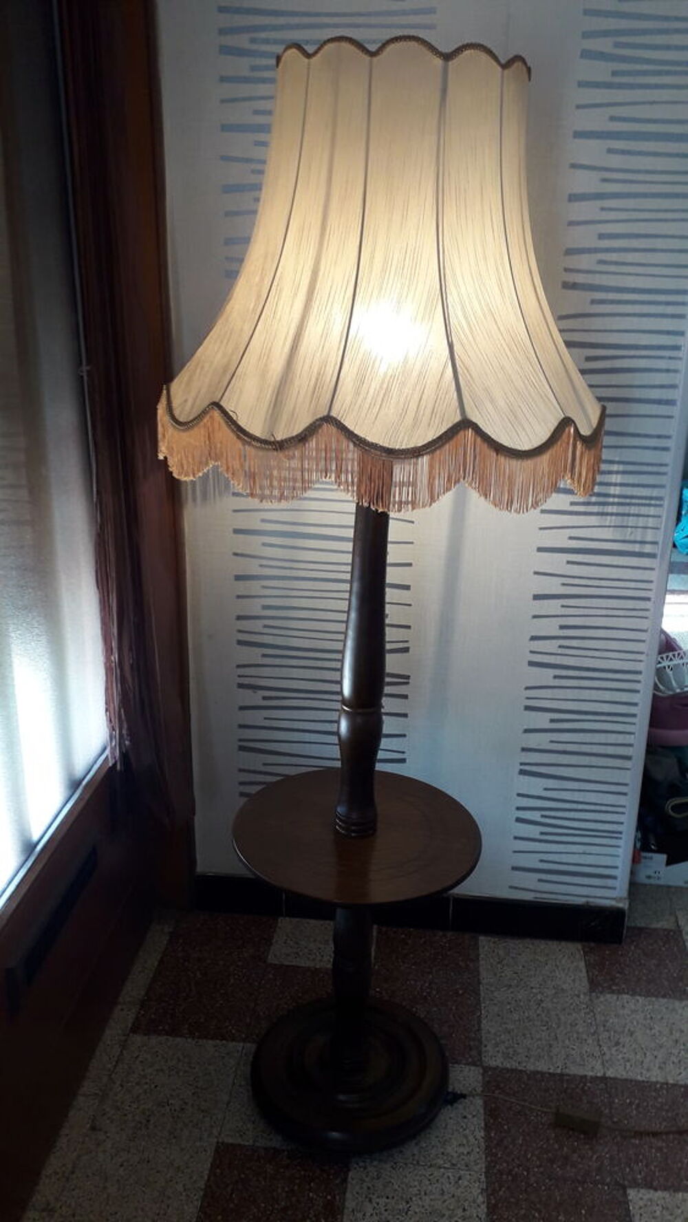 Ancien lampadaire bois massif. Décoration