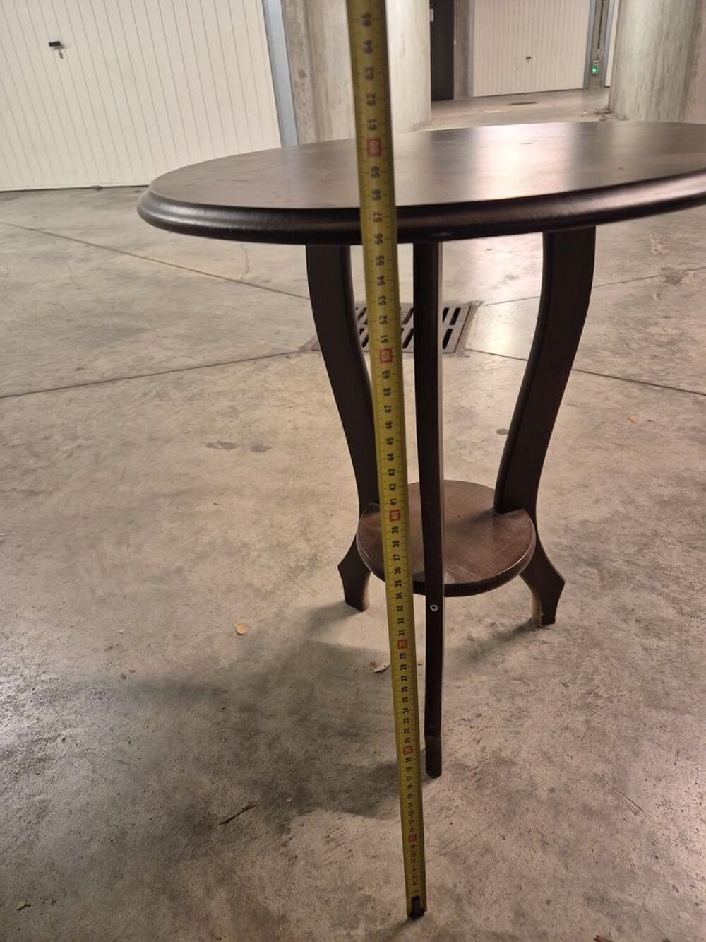 table pour pose d'objet divers. Décoration
